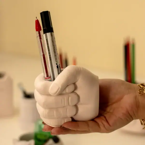 خروجی قالب سیلیکونی نظم دهنده دست پس از قالب‌گیری با پودر هنری