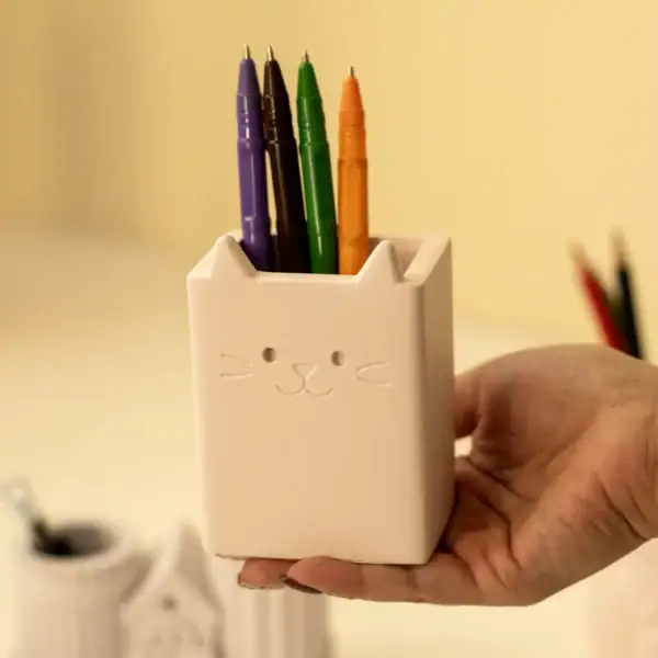 قالب سیلیکونی نظم دهنده گربه ایستاده خروجی قالب سیلیکونی نظم دهنده گربه ایستاده پس از قالبگیری با پودر هنری