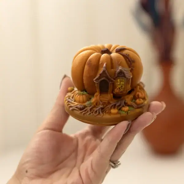 قالب سیلیکونی کدو کلبه ای هالوینی قالب سیلیکونی کدو کلبه ای هالوینی ساختهشده توسط مجموعه اهرا دکوراتیو
