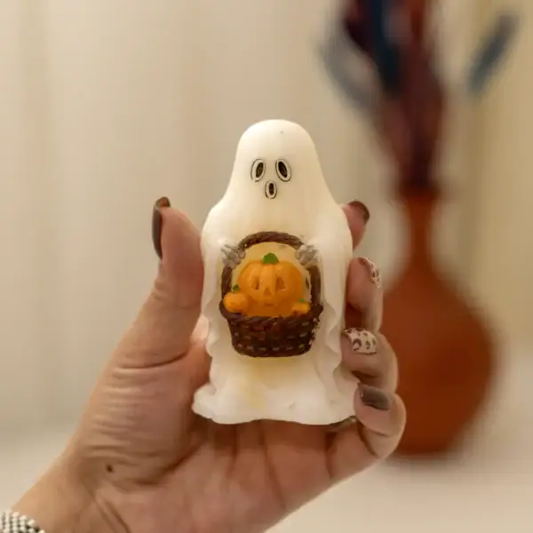 قالب سیلیکونی روح هالوینی پس از قالب‌گیری با پارافین شمع