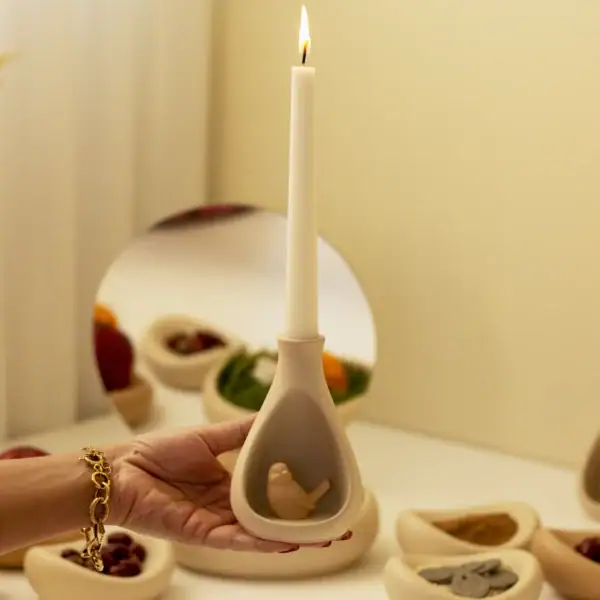 قالب سیلیکونی شمعدان دفرمه خروجی قالب سیلیکونی شمعدان دفرمه پس از قالبگیری