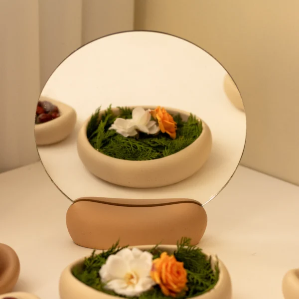 قالب سیلیکونی استند آینه دفرمه خروجی قالب سیلیکونی استند آینه دفرمه پس از قالبگیری