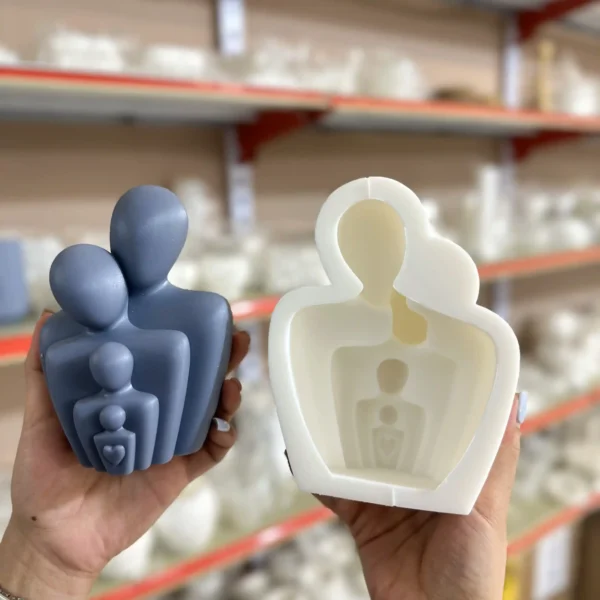 silicone-mold-for-minimalist-family-with-output-ahra قالب سیلیکونی مجسمه خانواده مینیمال برند اهرا در کنار مستر اصلی پیرینتی