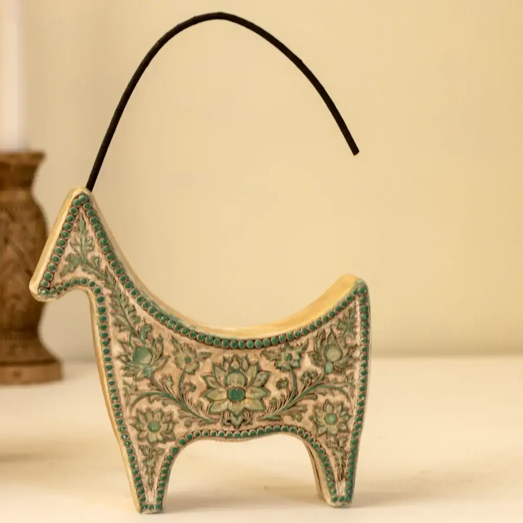 جاعودی دکوری رنگ‌آمیزی شده مدل پازن با نقوش گیاهی و سنتی ایرانی روی میز